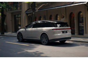 Li Auto i8: The Family-Focused Electric SUV with 5C Ultra-Fast Charging and "Space Equality" Design