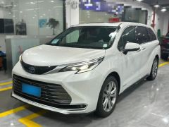 Toyota Sienna White 2024