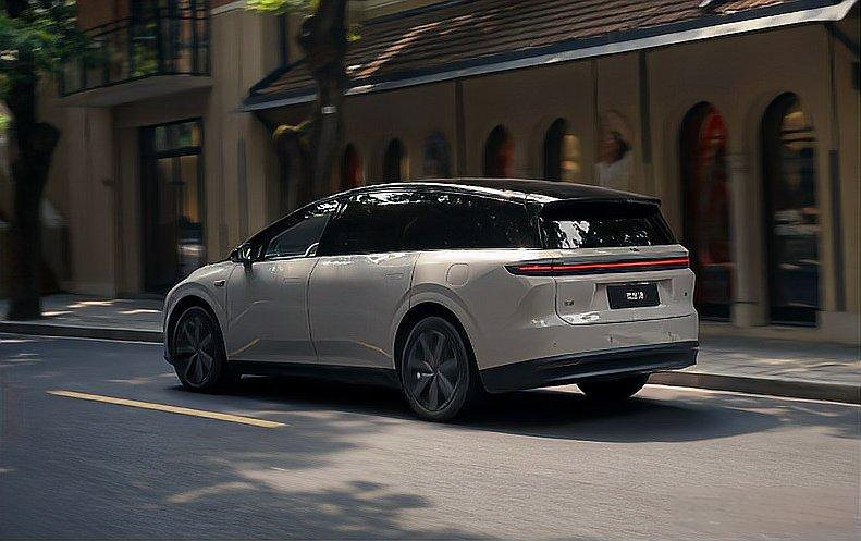 Li Auto i8: The Family-Focused Electric SUV with 5C Ultra-Fast Charging and "Space Equality" Design